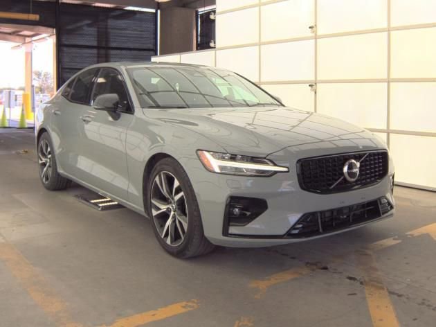 Used 2025 Volvo S60 B5 Core image 2