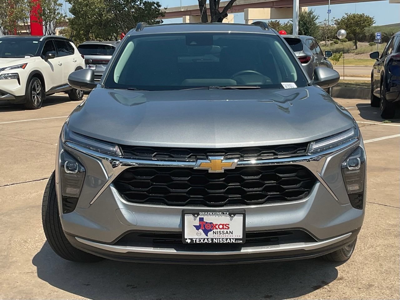 Used 2025 Chevrolet Trax LT w/ LT Convenience Package FWD image 3