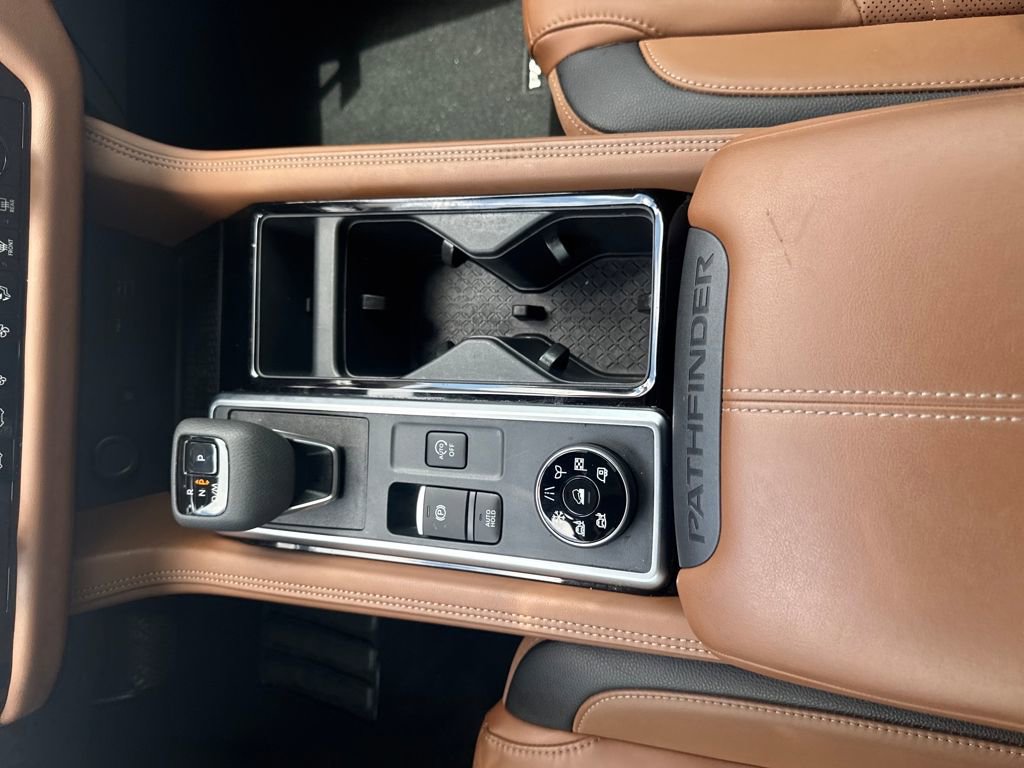 Used 2025 Nissan Pathfinder Platinum image 28