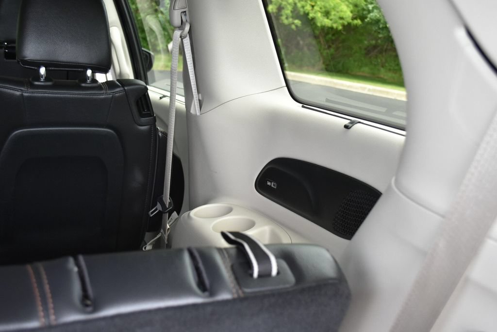 Used 2019 Chrysler Pacifica Touring-L Plus FWD image 36