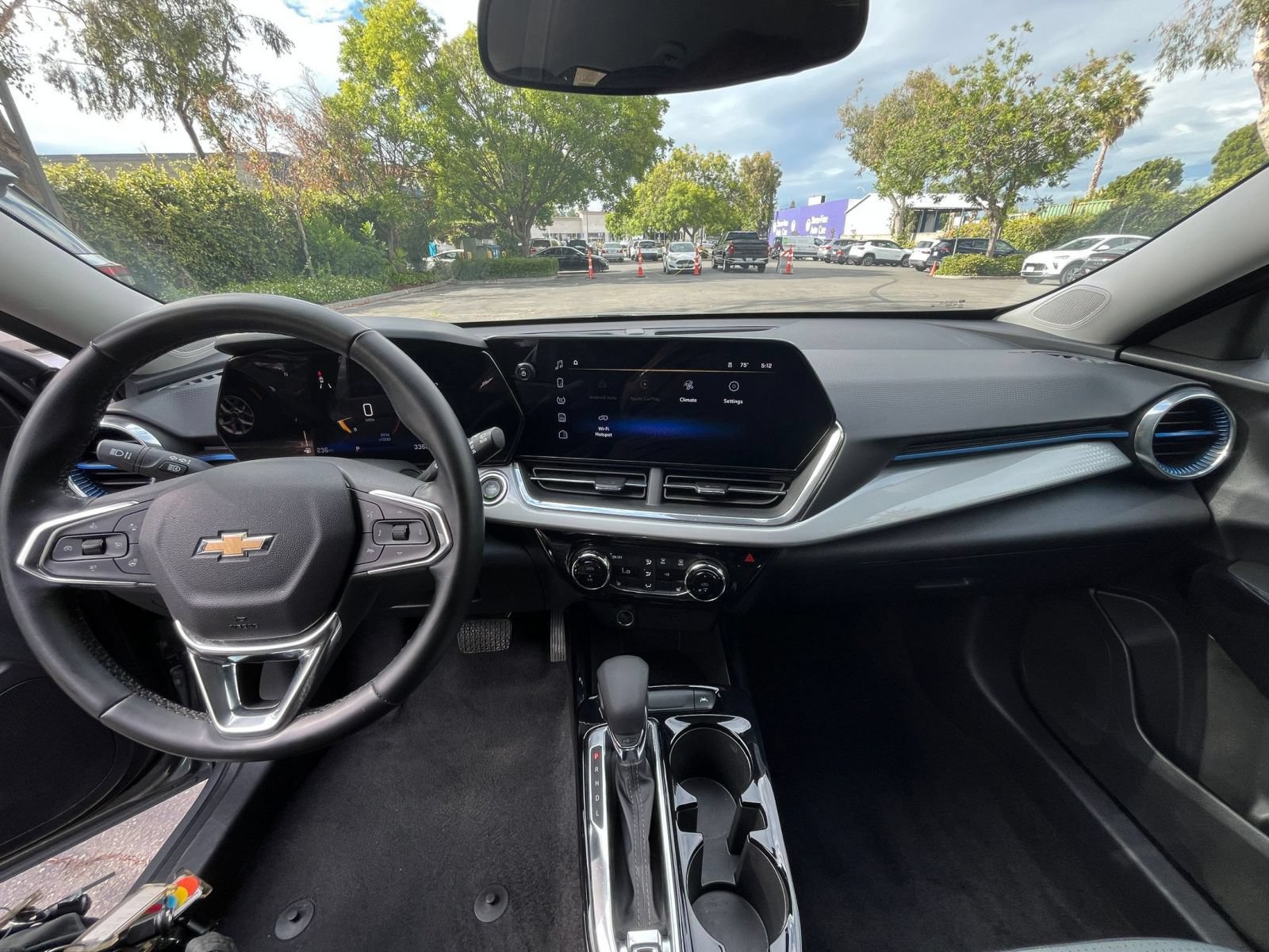Used 2025 Chevrolet Trax LT w/ LT Convenience Package FWD image 32