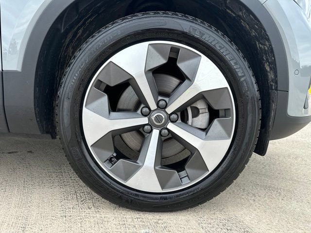 Certified 2025 Volvo XC40 B5 Plus AWD/4WD image 9