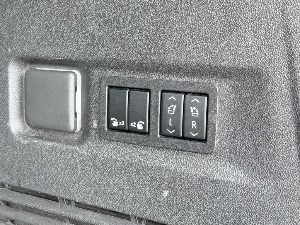 Used 2021 Chevrolet Suburban Premier w/ Premium Package image 9