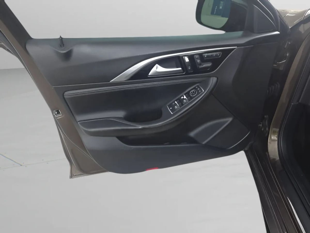 Used 2019 INFINITI QX30 FWD image 3