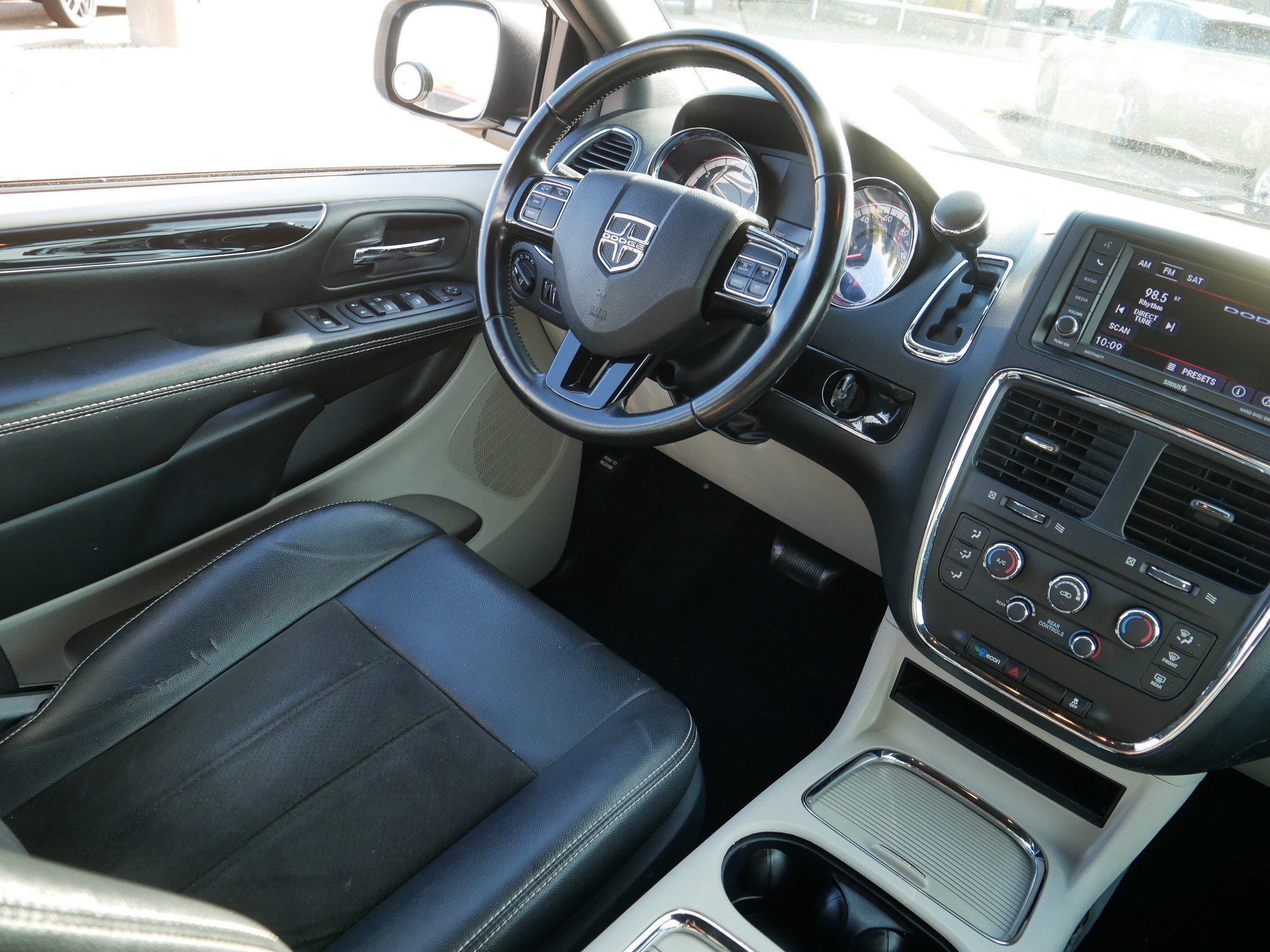 Used 2020 Dodge Grand Caravan SXT FWD image 9