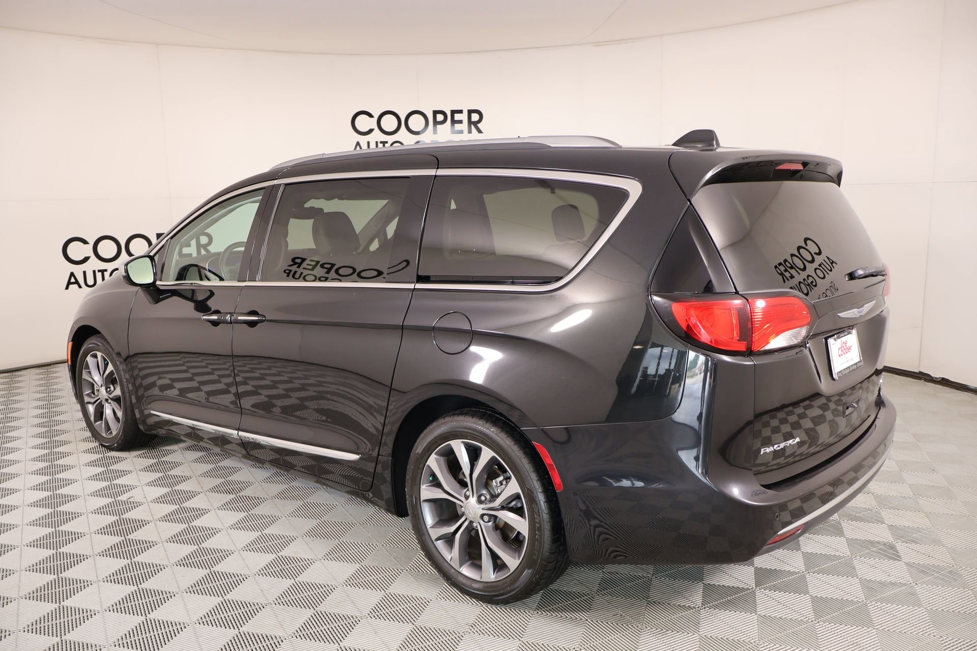 Used 2017 Chrysler Pacifica Limited w/ Tire & Wheel Group image 25