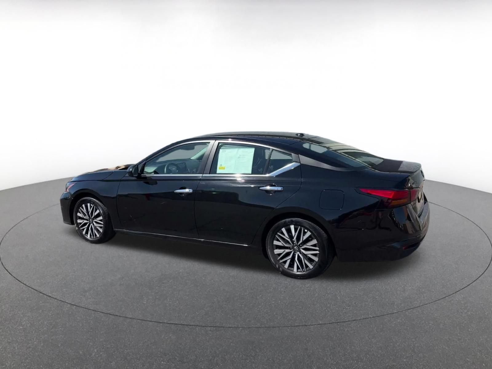 Used 2025 Nissan Altima 2.5 SV FWD image 9