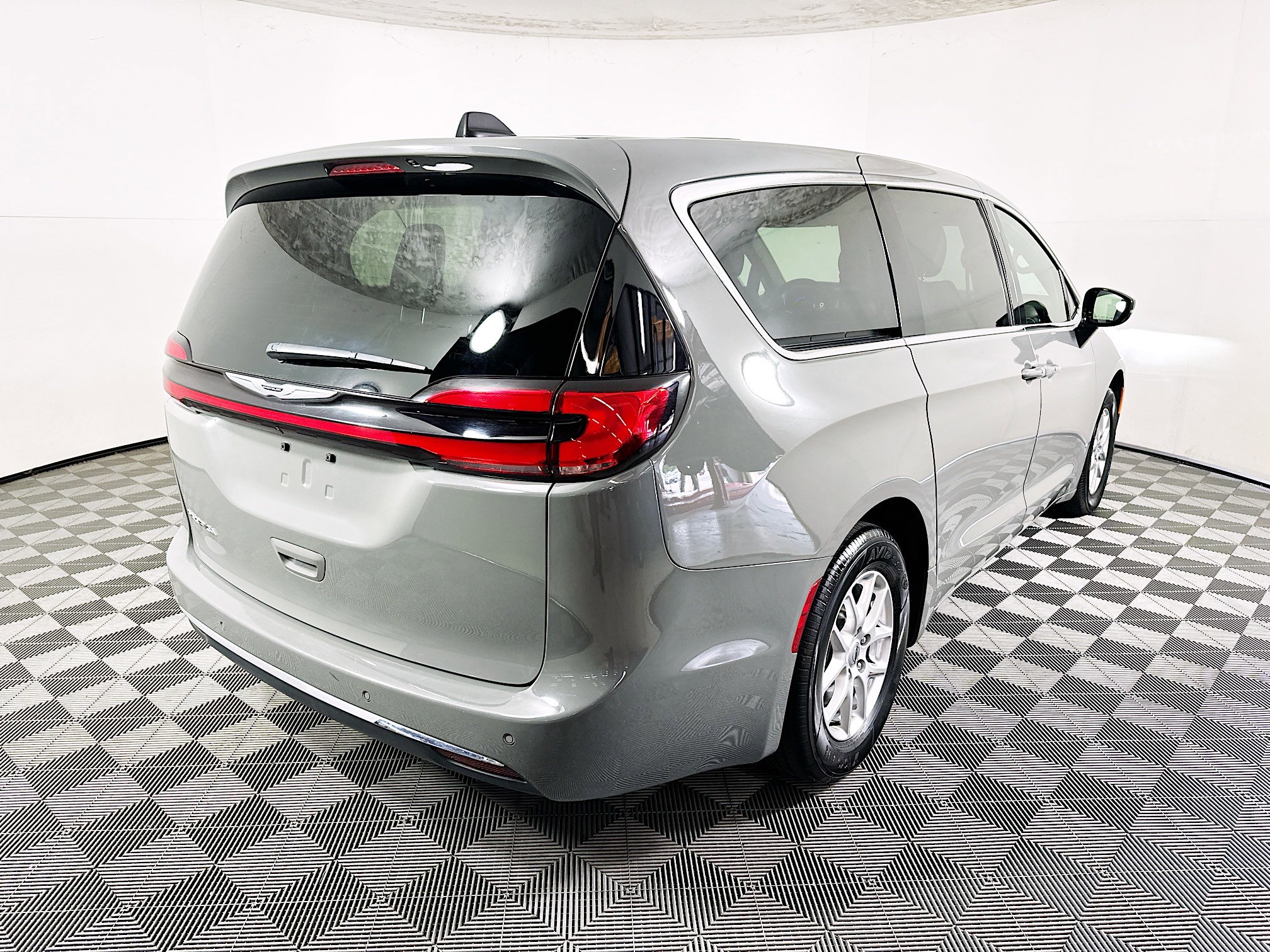 Used 2025 Chrysler Pacifica Select image 3