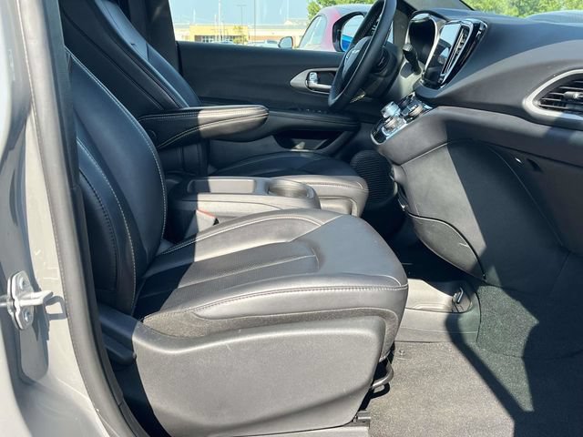 Used 2025 Chrysler Pacifica Select FWD image 23