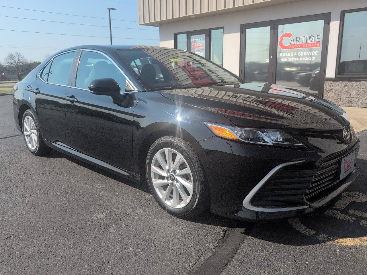 Used 2022 Toyota Camry LE FWD image 2