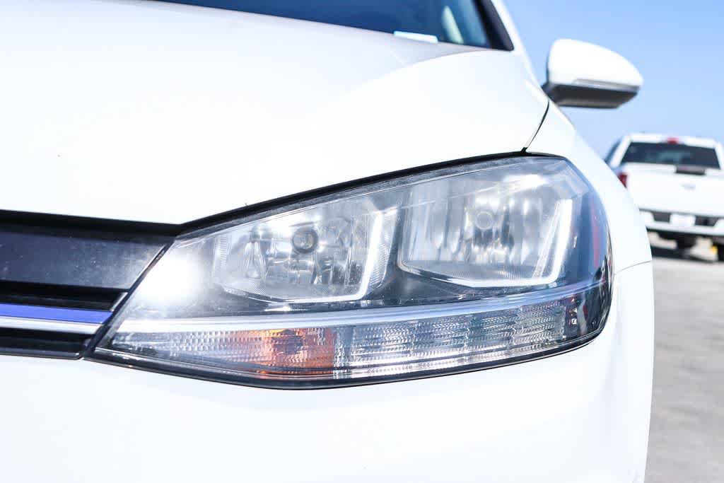 Used 2018 Volkswagen e-Golf SE FWD image 7