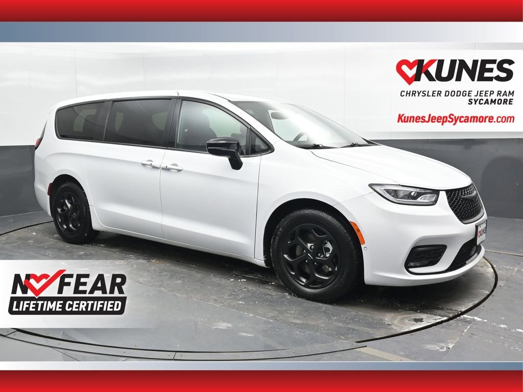 Used 2024 Chrysler Pacifica Select image 1