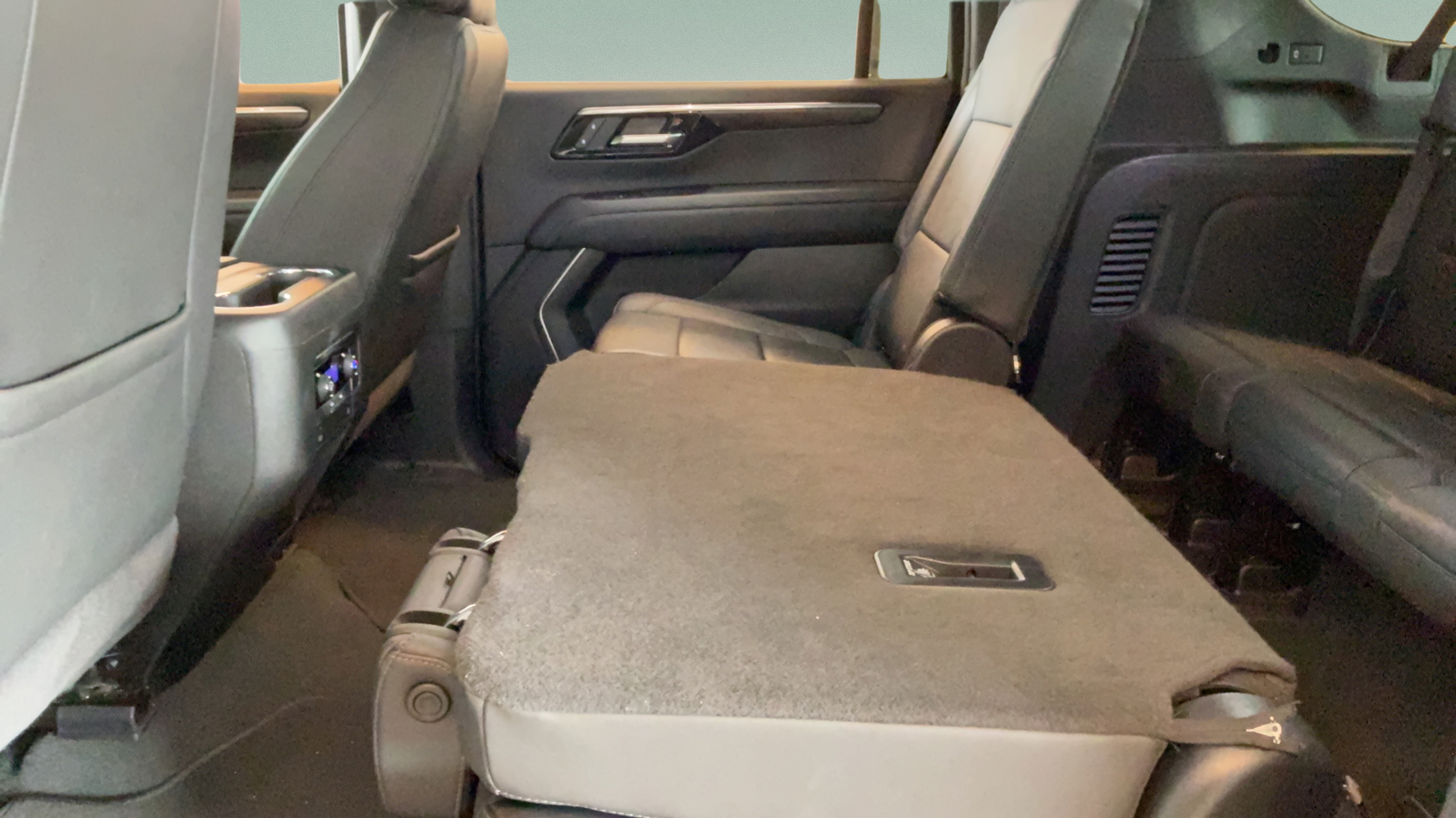 Used 2025 Chevrolet Suburban LT AWD/4WD image 32