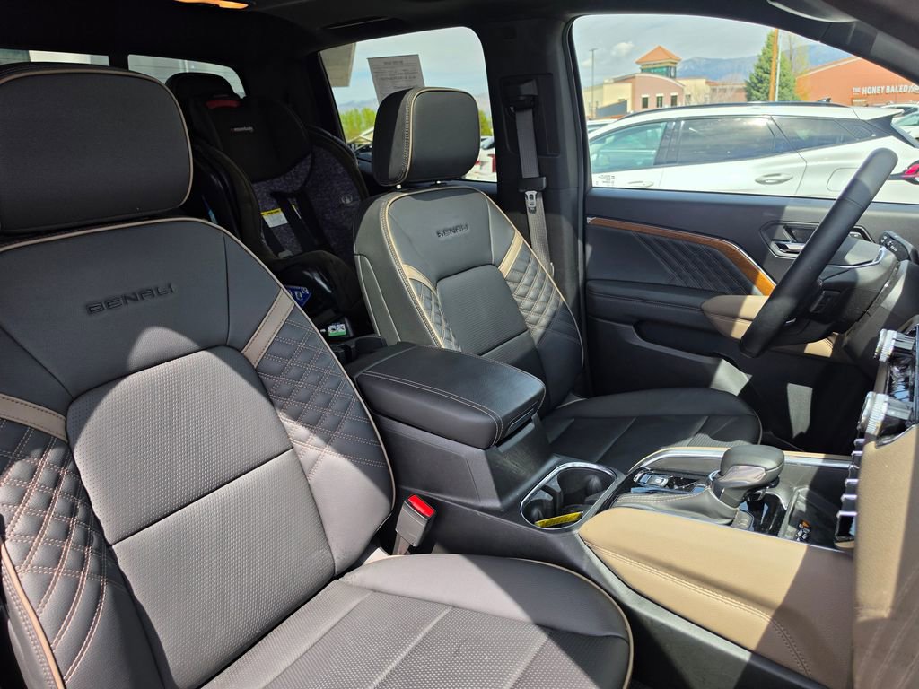 Used 2025 GMC Canyon Denali image 17
