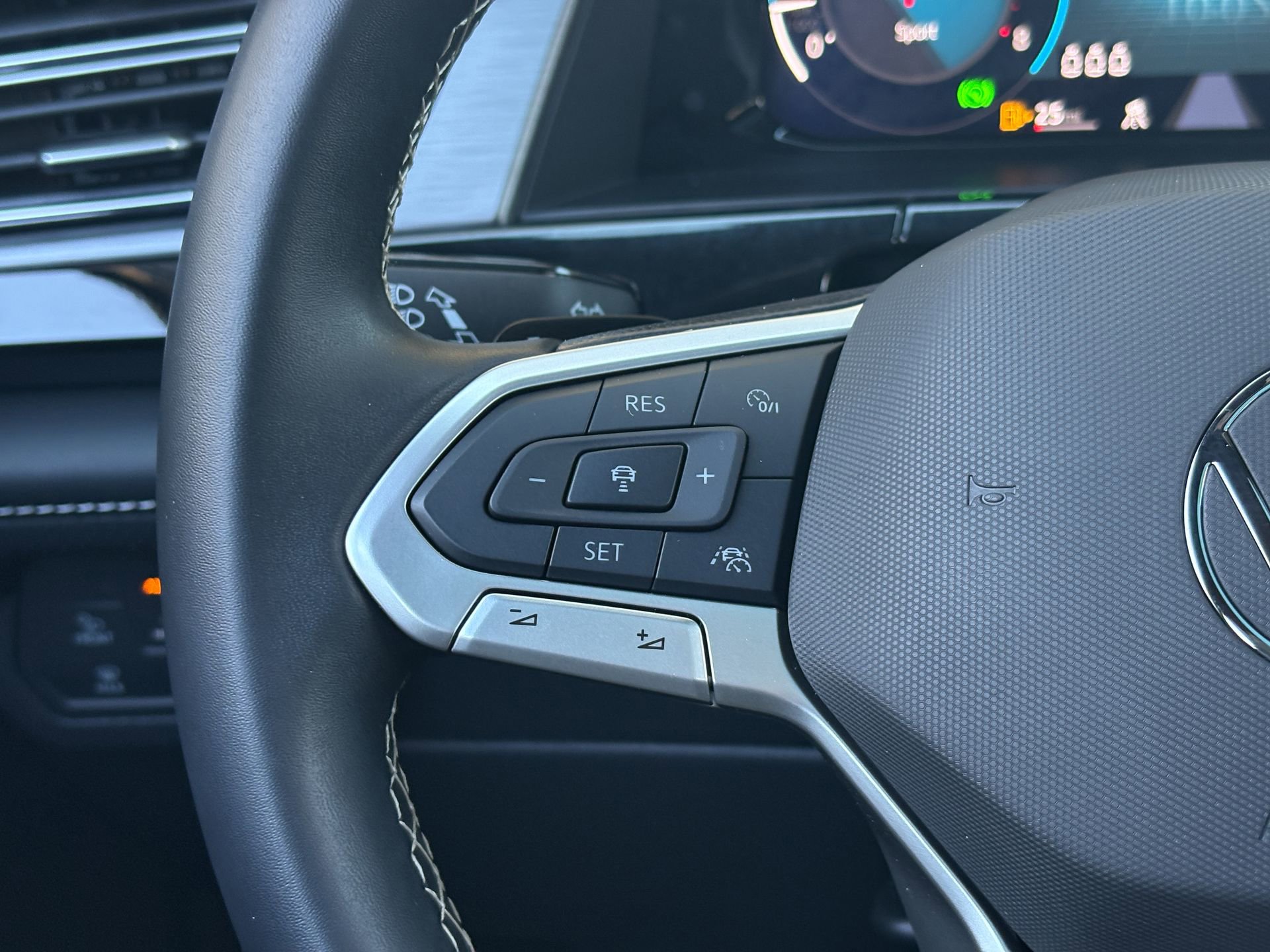 Used 2025 Volkswagen Atlas Cross Sport SE w/ Panoramic Sunroof Package image 29