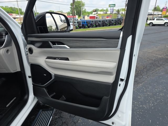 Used 2024 Jeep Wagoneer Series III w/ Premium Group I AWD/4WD image 45