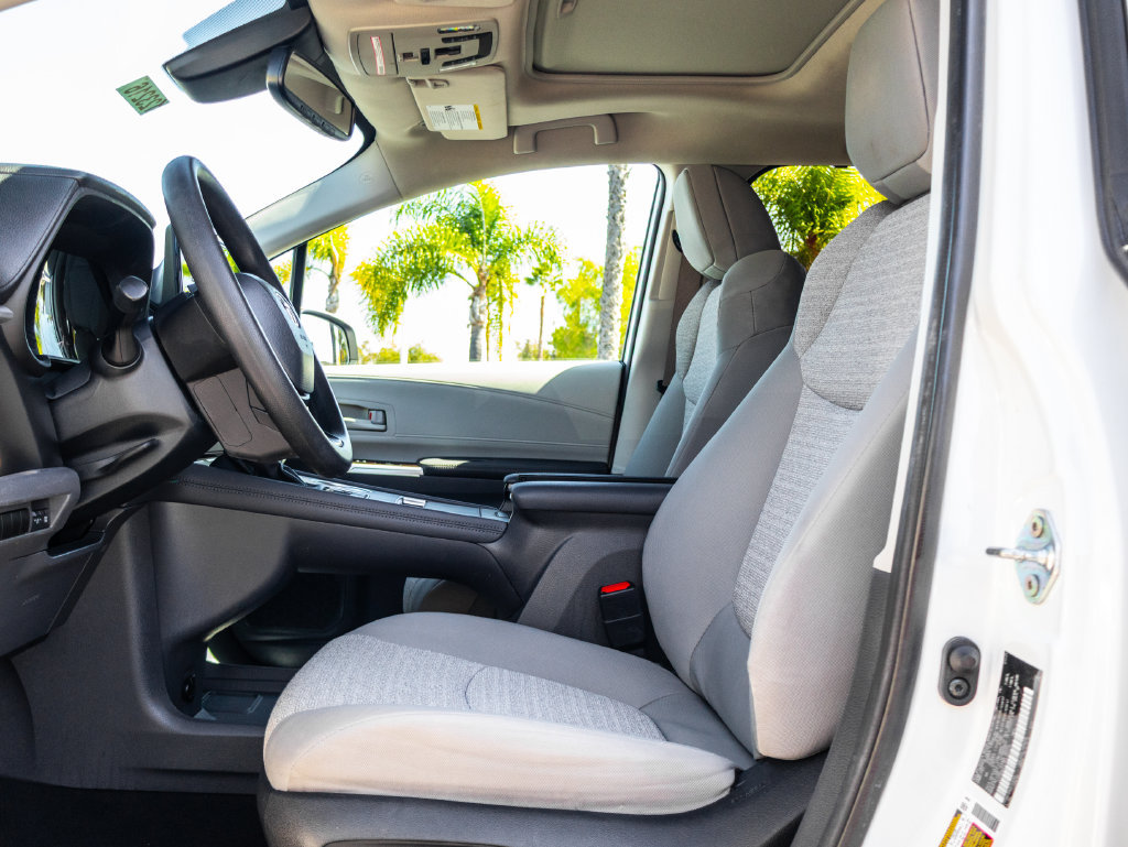 Certified 2024 Toyota Sienna LE w/ LE Plus Package FWD image 38