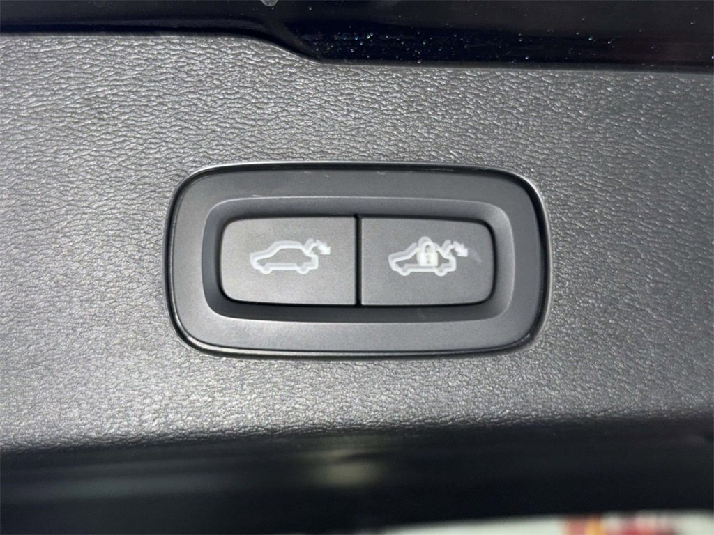 Used 2023 Volvo V60 B5 Cross Country Plus w/ Climate Package image 18