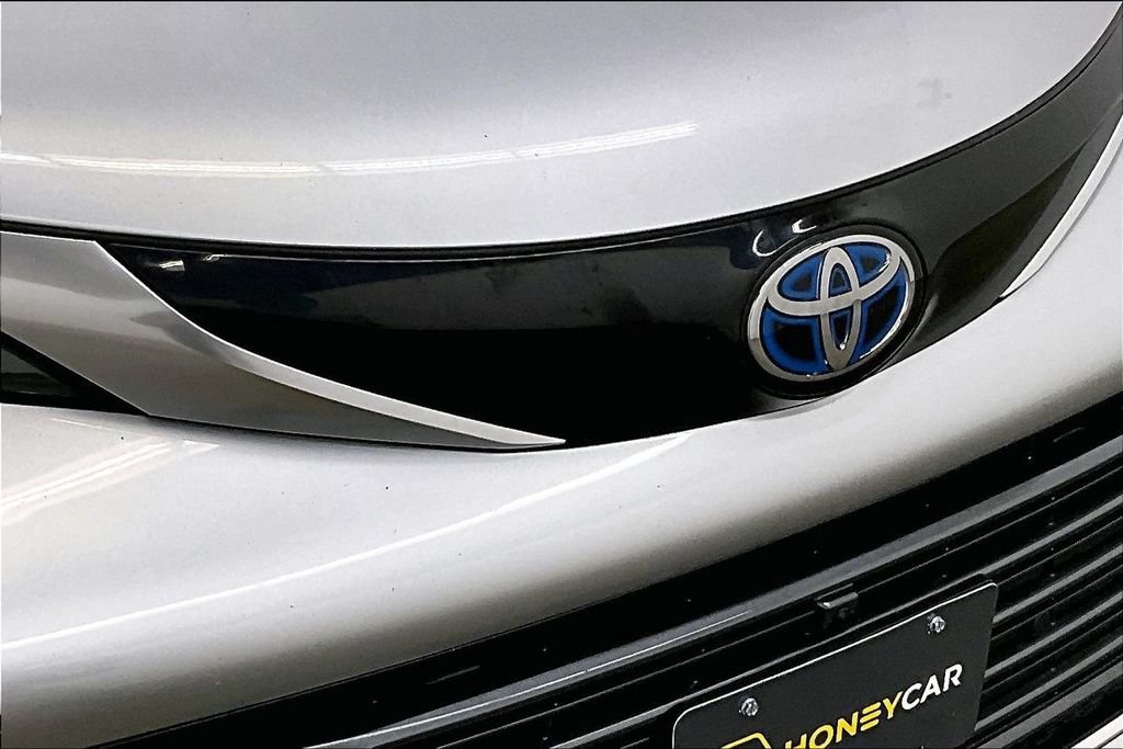 Used 2025 Toyota Sienna Platinum AWD/4WD image 32