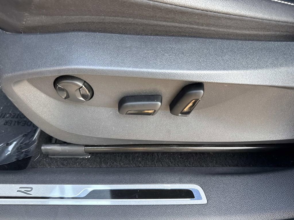 Used 2022 Volkswagen Tiguan SE R-Line image 26