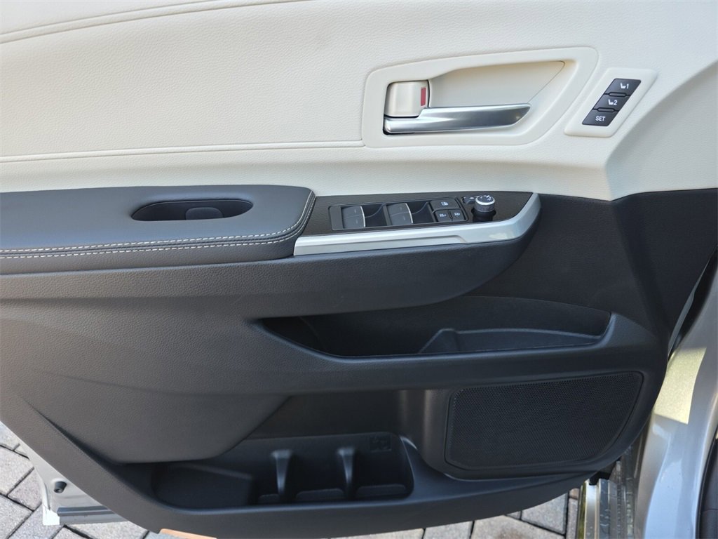New 2025 Toyota Sienna Platinum image 28