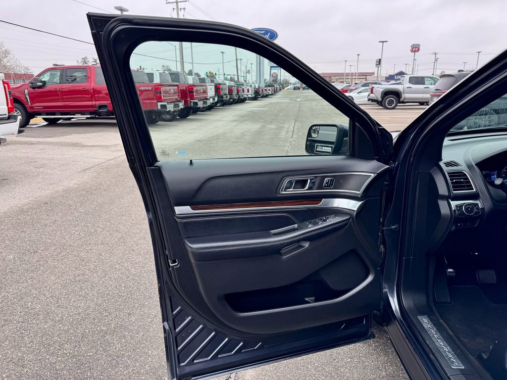 Certified 2017 Ford Explorer Limited image 12