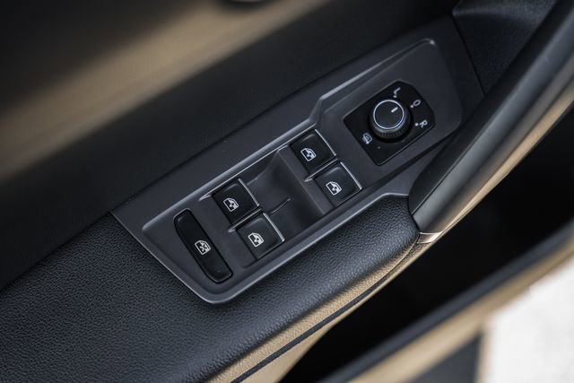 Used 2018 Volkswagen Tiguan SE image 35