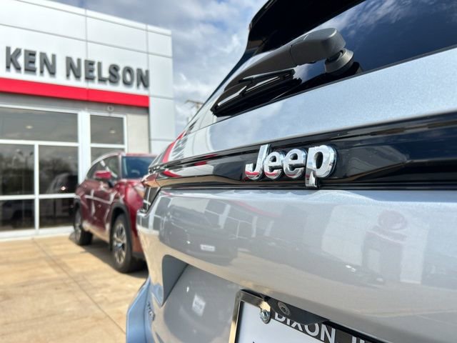 Used 2023 Jeep Grand Cherokee Limited w/ Luxury Tech Group II image 10