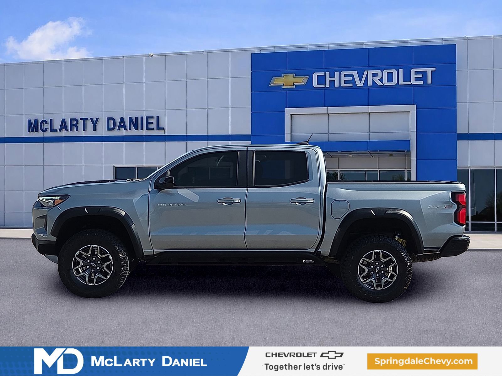 Used 2025 Chevrolet Colorado ZR2 w/ Technology Package AWD/4WD image 3