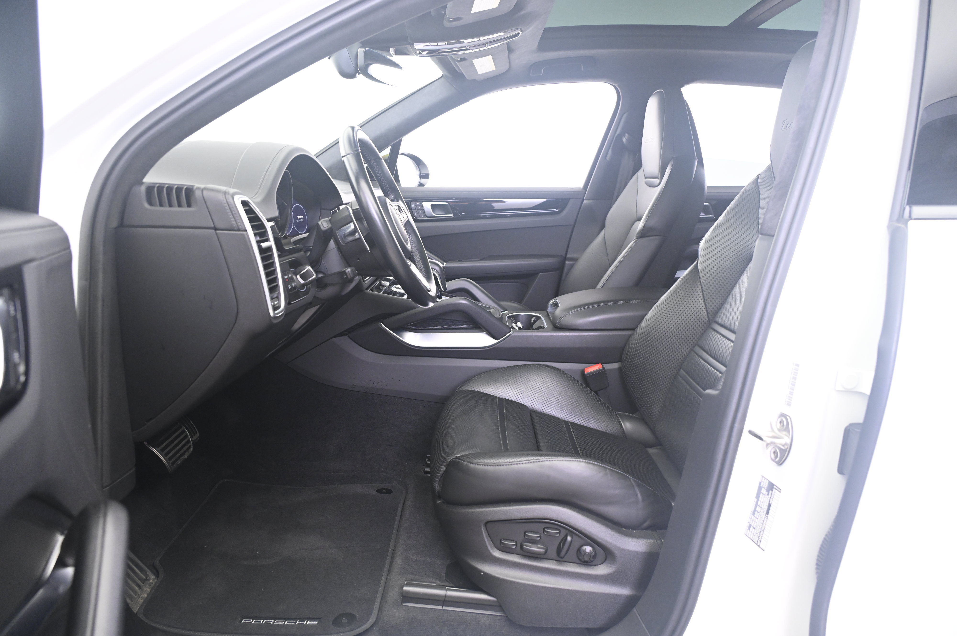 Certified 2023 Porsche Cayenne Turbo AWD/4WD image 29