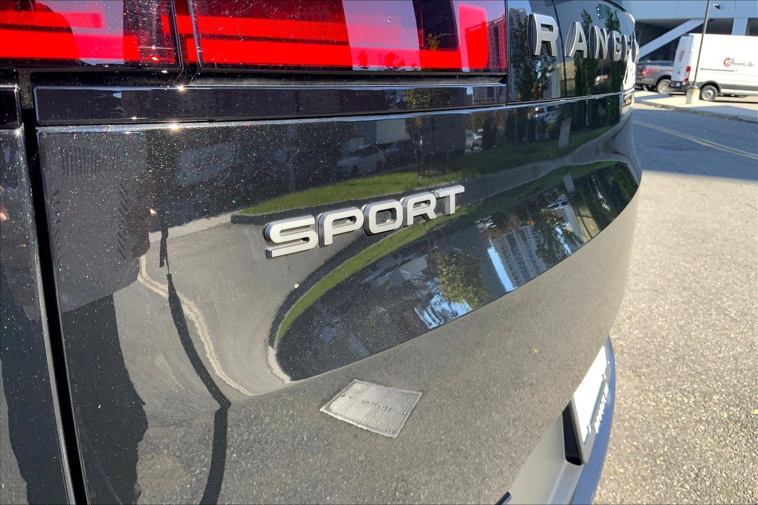 Used 2025 Land Rover Range Rover Sport image 9