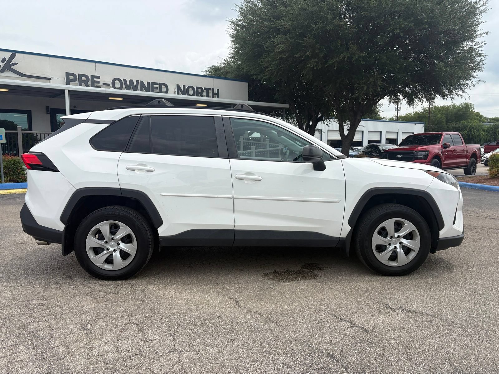 Used 2020 Toyota RAV4 LE w/ Carpet Mat Package AWD/4WD image 2