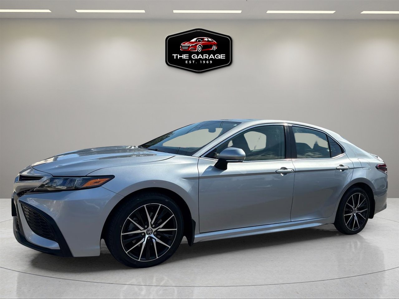 Used 2022 Toyota Camry SE w/ Cold Weather Package image 3