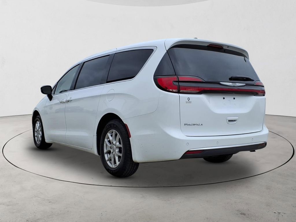 Used 2024 Chrysler Pacifica Touring-L image 7