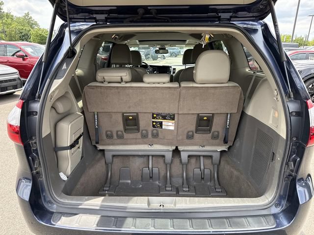Used 2019 Toyota Sienna XLE w/ XLE Navigation Package FWD image 12