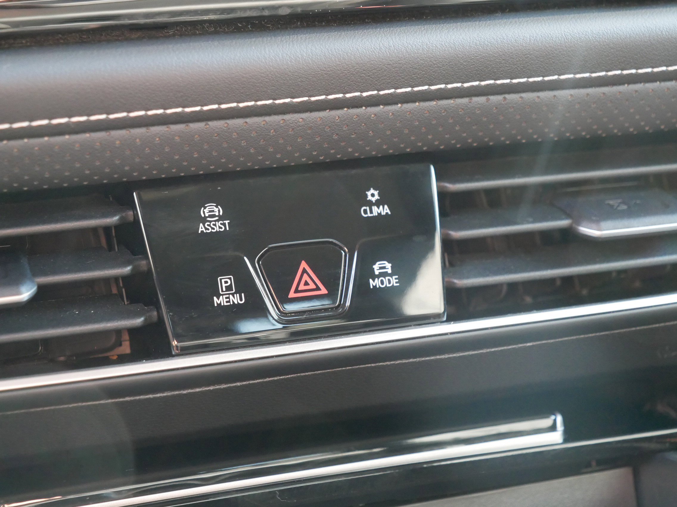 Used 2025 Volkswagen Atlas SE image 31