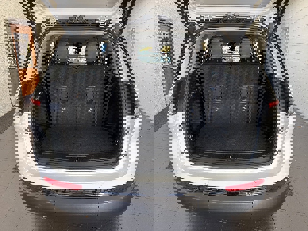 Used 2023 Jeep Grand Cherokee L Limited w/ Black Appearance Package image 9