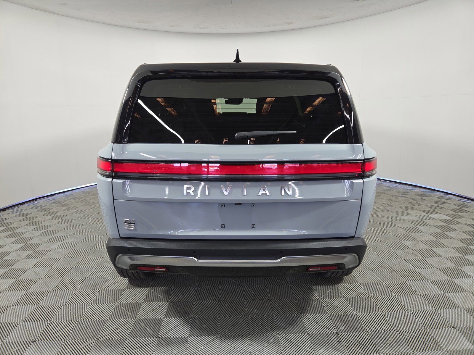 Used 2024 Rivian R1S Adventure AWD/4WD image 4