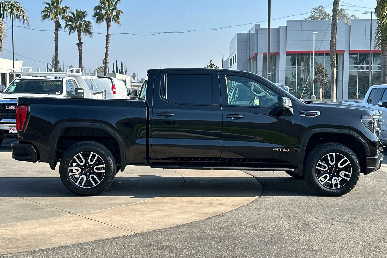 Certified 2025 GMC Sierra 1500 AT4 w/ AT4 Premium Package AWD/4WD image 3