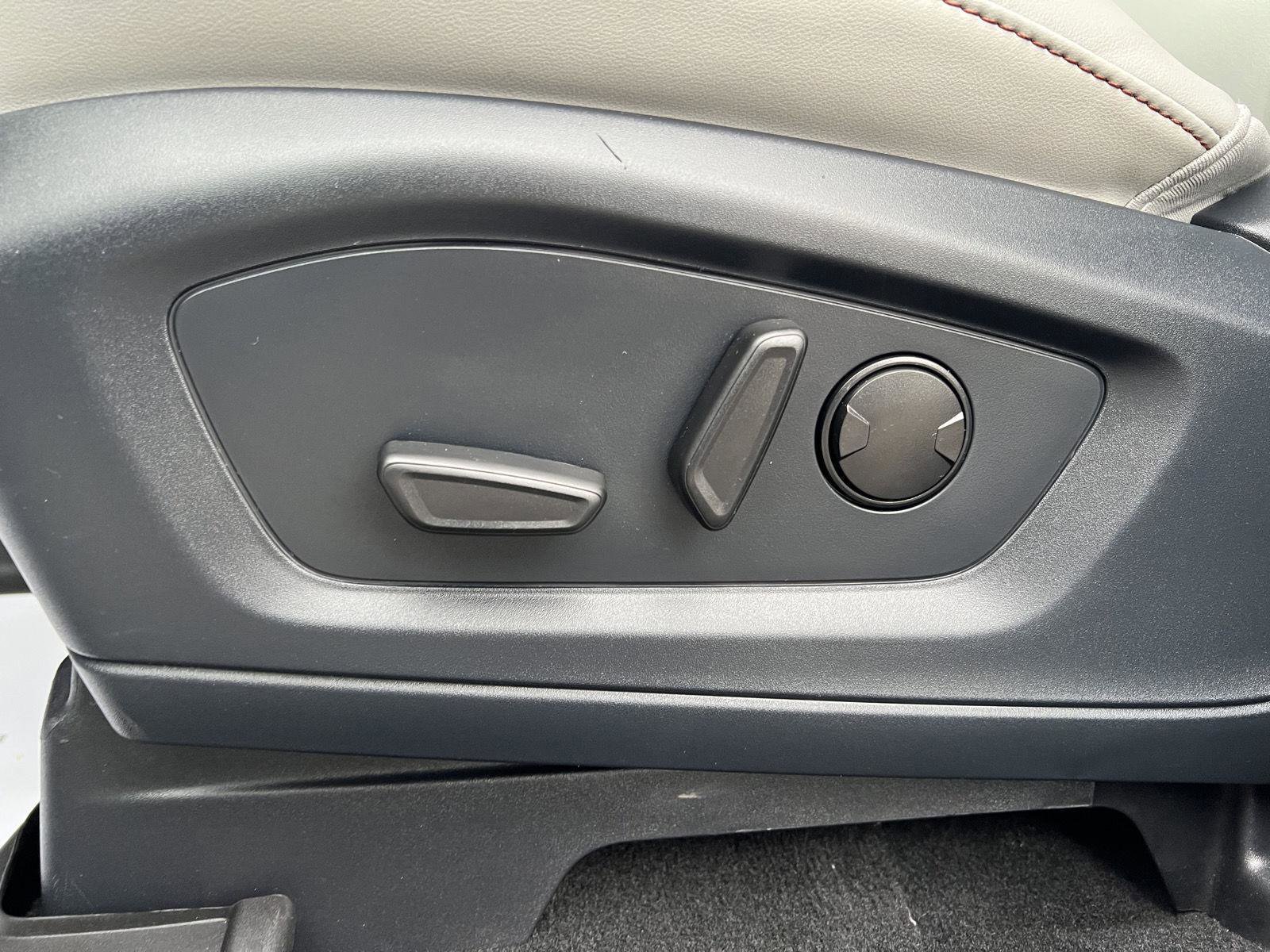 Used 2025 Ford Explorer Active w/ Active Comfort Package AWD/4WD image 19