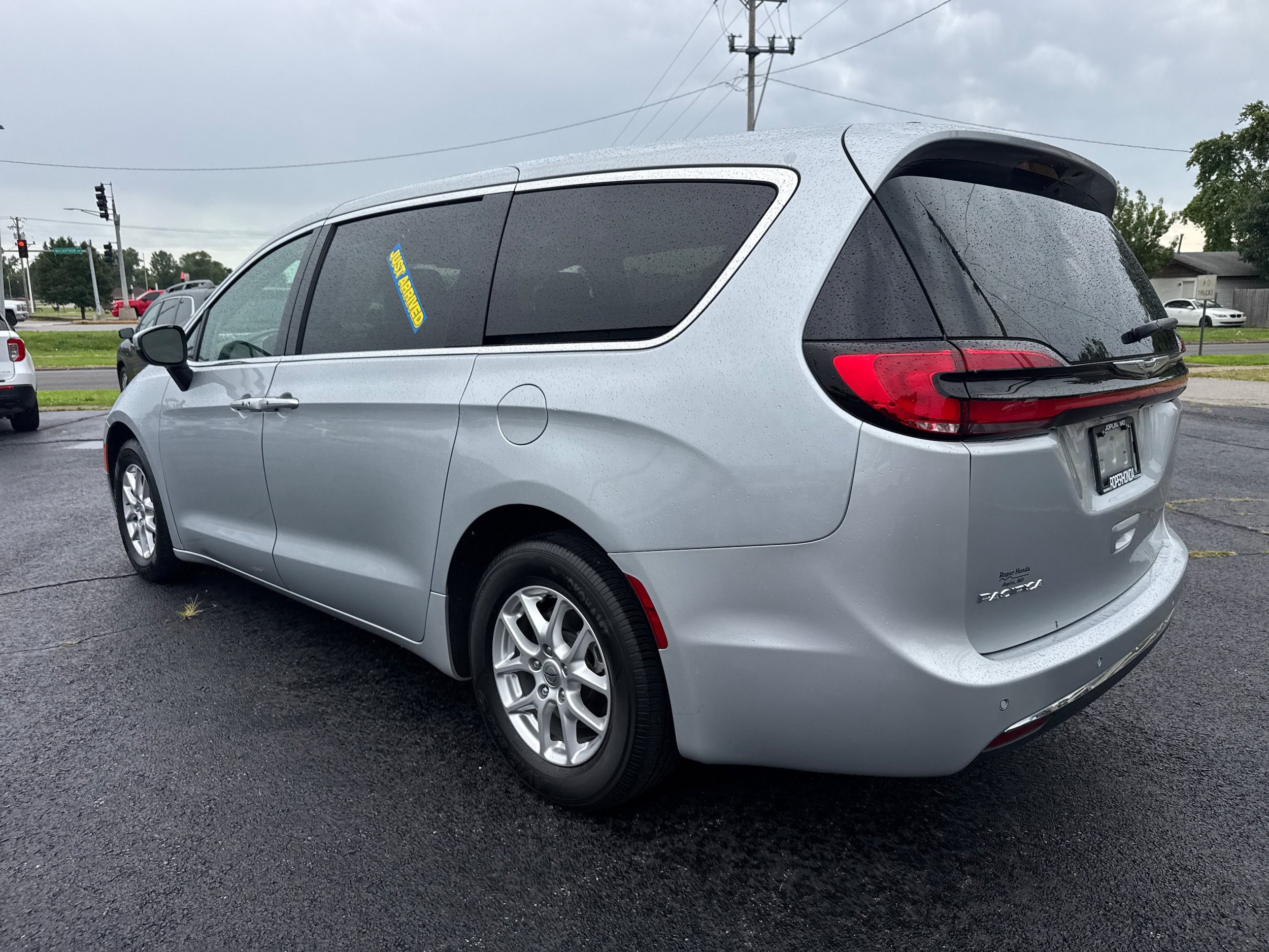 Used 2023 Chrysler Pacifica Touring-L FWD image 9