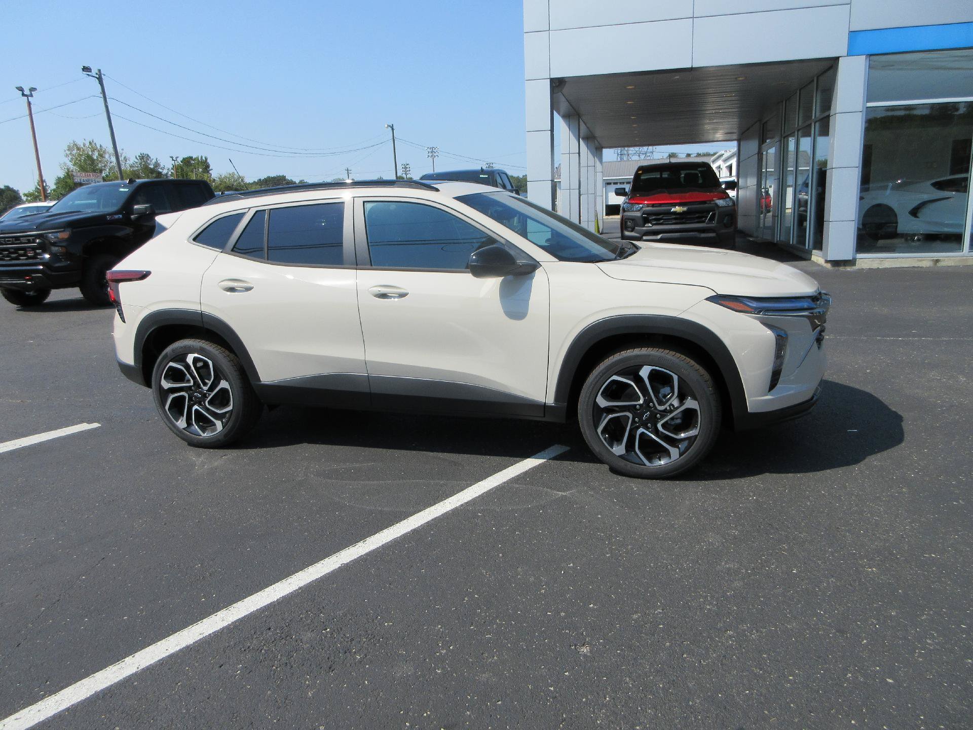 New 2026 Chevrolet Trax RS w/ Sunroof Package FWD image 1