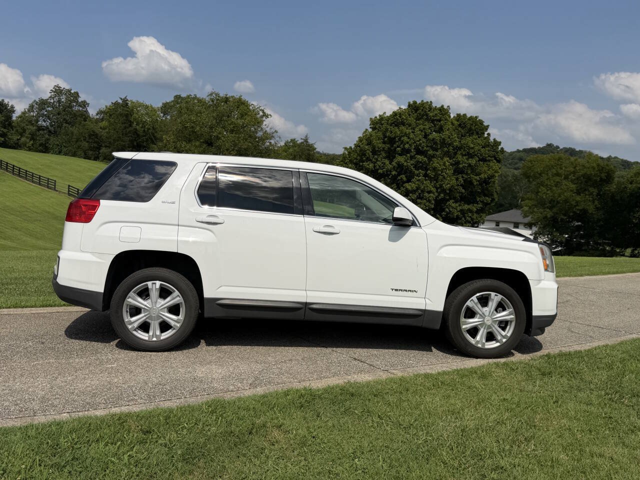 Used 2017 GMC Terrain SLE AWD/4WD image 9