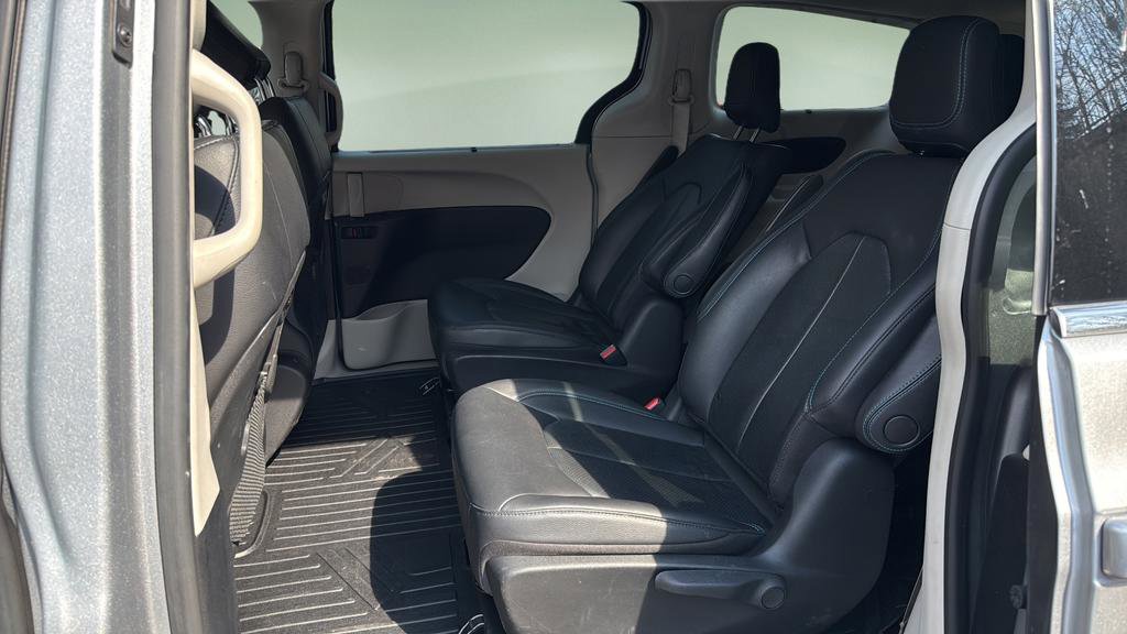 Used 2021 Chrysler Pacifica Touring-L image 13