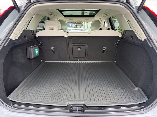 Used 2024 Volvo XC60 B5 Core w/ Protection Package Premier AWD/4WD image 14