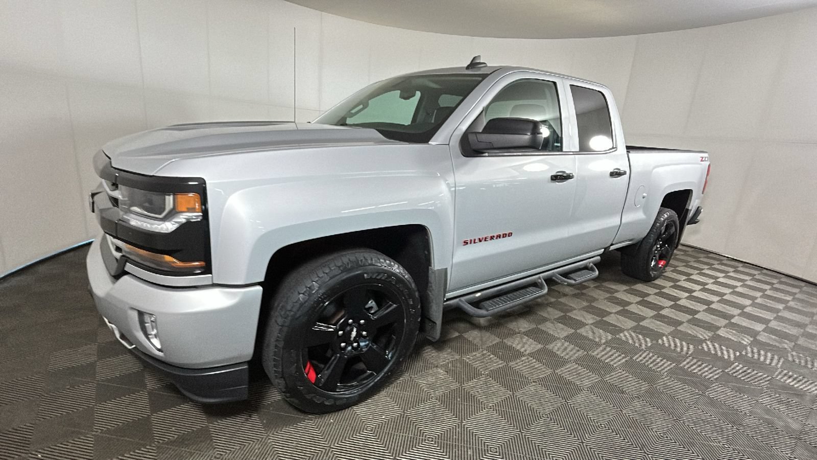Used 2018 Chevrolet Silverado 1500 LT w/ Redline Edition AWD/4WD image 8
