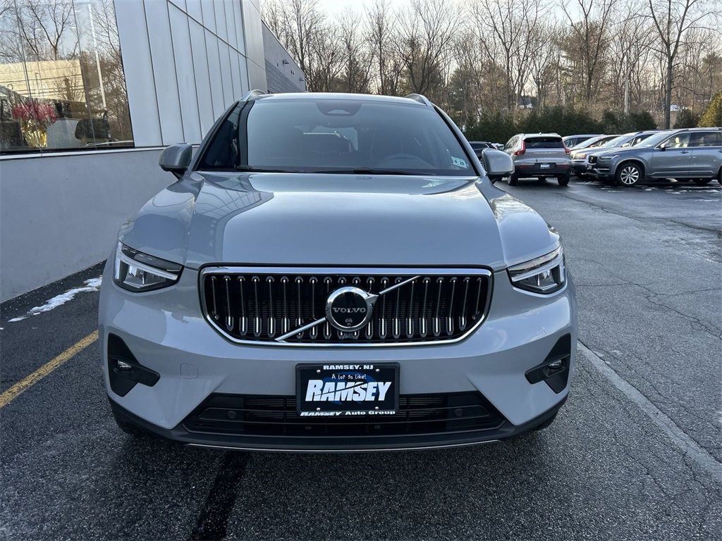 Used 2024 Volvo XC40 B5 Plus image 3