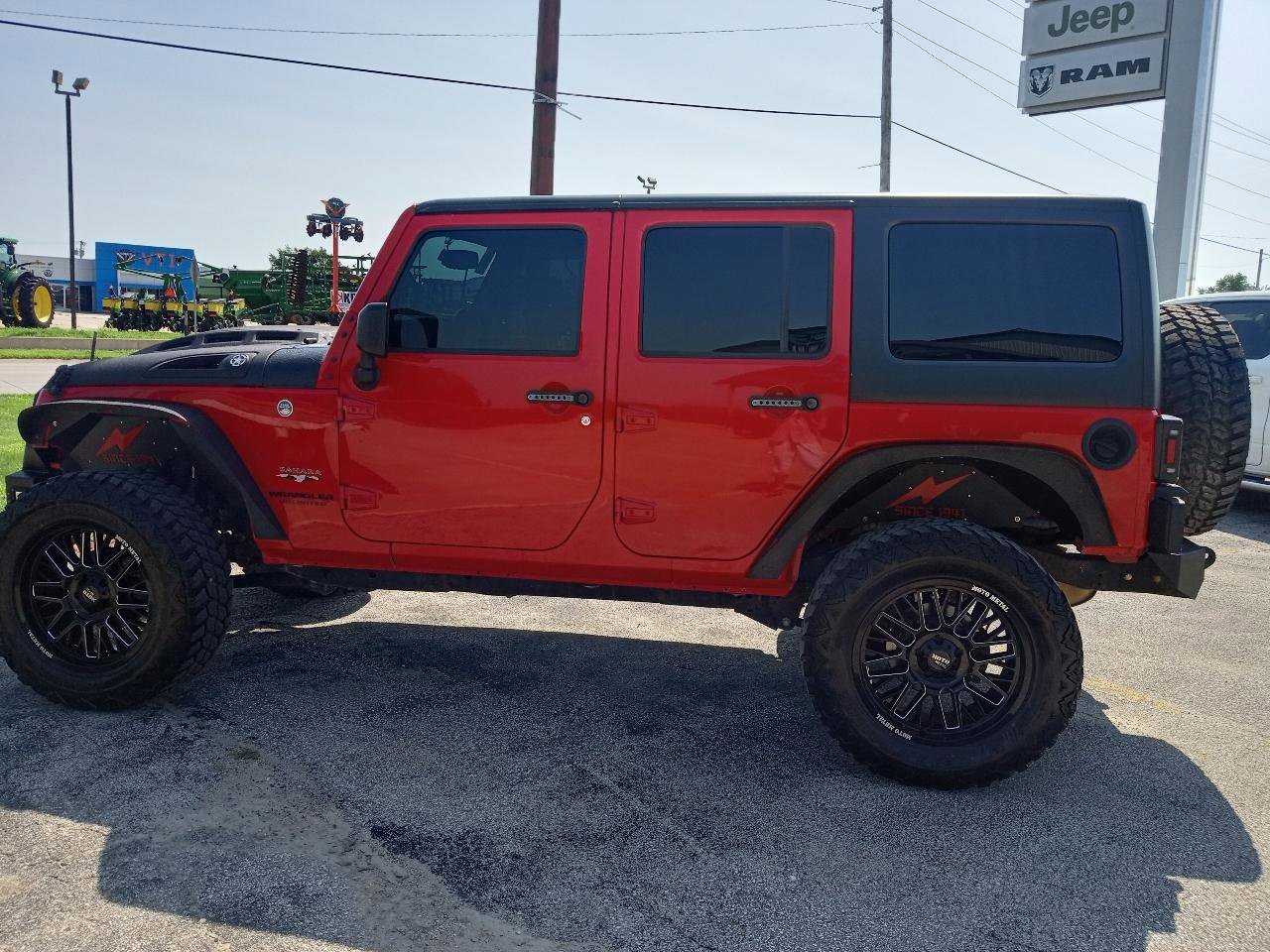 Used 2017 Jeep Wrangler Unlimited Sahara w/ Connectivity Group AWD/4WD image 3
