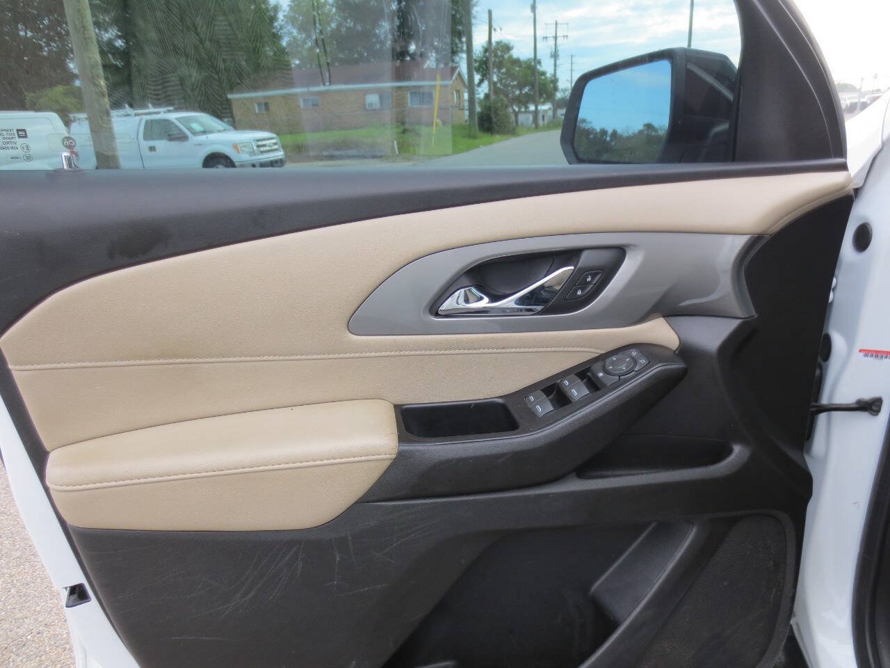Used 2023 Chevrolet Traverse LS FWD image 16