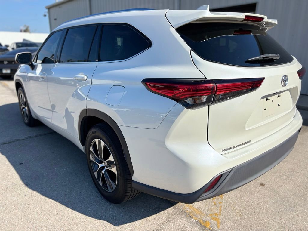 Used 2020 Toyota Highlander XLE image 3